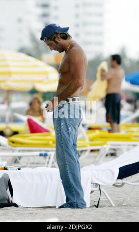 Der mexikanische Schauspieler Bobby Larios entspannt sich nach seiner Scheidung von Niurka Marcos in der Sonne von Miami Beach. 09/20/06 Stockfoto