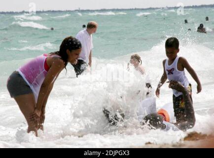 Exklusiv!! Shaquille O'Neal verbringt einen Tag am Miami Beach mit Frau Shaunie und Familie. Der NBA-Superstar frockelte mit kis-Kindern in der Brandung und schien einen Wal der Zeit zu haben. Beruflich spielt O'Neal nicht nur Ball, sondern auch auf dem Immobilienmarkt. Seit seinen Rookie-Tagen besitzt er ein beeindruckendes Immobilienportfolio und kündigte kürzlich eine neue Firma an, die O'Neal Group, die an einem 1-Milliarden-Dollar-Projekt beteiligt sein wird, um 1,100 Wohneinheiten in einem weitläufigen Komplex in der Innenstadt von Miami zu bauen. 17/06 Stockfoto