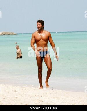 Der mexikanische Schauspieler Bobby Larios entspannt sich nach seiner Scheidung von Niurka Marcos in der Sonne von Miami Beach. 09/20/06 Stockfoto