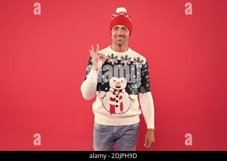 Für saisonale Komfort. Glückliche Menschen geben OK Anmelden fashion Schneemann Jumper. Bei kaltem Wetter männlichen Stil und Mode. Winter Mens Fashion Trends. In wärme mit Auge ansprechende Design. Stockfoto