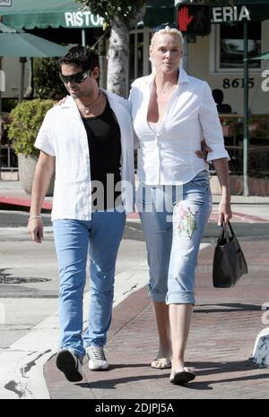 Exklusiv!! Bridget Nielsen und ihr fünfter Mann, Mattia Dessi, scheinen nach ihrem Mittagessen im Cafe Med in West Hollywood, ca., gut gelaunt zu sein. 23/06 Stockfoto