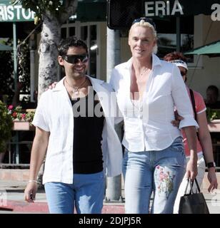 Exklusiv!! Bridget Nielsen und ihr fünfter Mann, Mattia Dessi, scheinen nach ihrem Mittagessen im Cafe Med in West Hollywood, ca., gut gelaunt zu sein. 23/06 Stockfoto