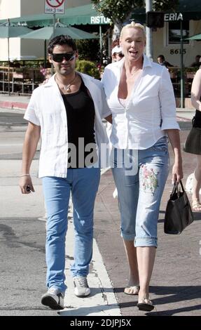 Exklusiv!! Bridget Nielsen und ihr fünfter Mann, Mattia Dessi, scheinen nach ihrem Mittagessen im Cafe Med in West Hollywood, ca., gut gelaunt zu sein. 23/06 Stockfoto