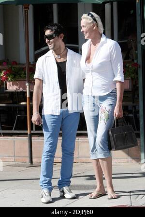 Exklusiv!! Bridget Nielsen und ihr fünfter Mann, Mattia Dessi, scheinen nach ihrem Mittagessen im Cafe Med in West Hollywood, ca., gut gelaunt zu sein. 23/06 Stockfoto