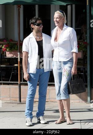 Exklusiv!! Bridget Nielsen und ihr fünfter Mann, Mattia Dessi, scheinen nach ihrem Mittagessen im Cafe Med in West Hollywood, ca., gut gelaunt zu sein. 23/06 Stockfoto