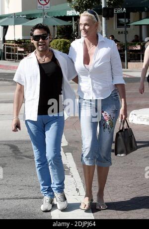 Exklusiv!! Bridget Nielsen und ihr fünfter Mann, Mattia Dessi, scheinen nach ihrem Mittagessen im Cafe Med in West Hollywood, ca., gut gelaunt zu sein. 23/06 Stockfoto