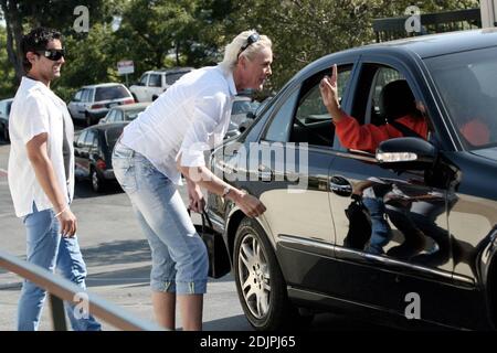 Exklusiv!! Bridget Nielsen und ihr fünfter Mann, Mattia Dessi, scheinen nach ihrem Mittagessen im Cafe Med in West Hollywood, ca., gut gelaunt zu sein. 23/06 Stockfoto