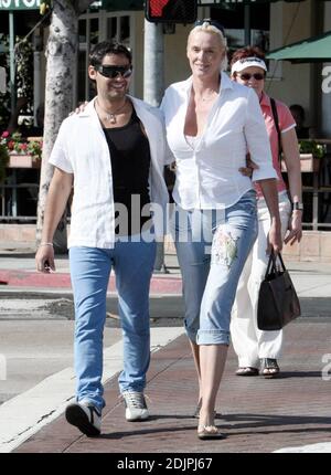 Exklusiv!! Bridget Nielsen und ihr fünfter Mann, Mattia Dessi, scheinen nach ihrem Mittagessen im Cafe Med in West Hollywood, ca., gut gelaunt zu sein. 23/06 Stockfoto