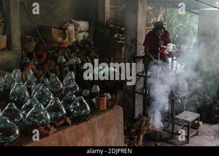 TEGALALANG/BALI-4 DEC 2020: Ein Glaser formt heißes Glas, das durch Blasen gemacht wird. Glashandwerk in Ubud Bali wurde während der COVID-19 p Stockfoto