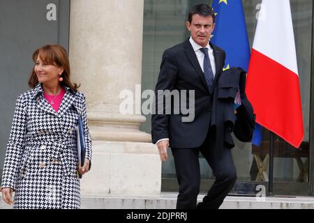 Premierminister Manuel Valls und Minister für Umwelt, Energie und Meeresangelegenheiten Segolene Royal verlassen nach dem wöchentlichen Kabinettstreffen am 19. Oktober 2016 in Paris, Frankreich, den Elysee-Palast. Foto von Henri Szwarc/ABACAPRESS.COM Stockfoto