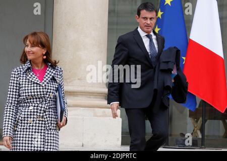Premierminister Manuel Valls und Minister für Umwelt, Energie und Meeresangelegenheiten Segolene Royal verlassen nach dem wöchentlichen Kabinettstreffen am 19. Oktober 2016 in Paris, Frankreich, den Elysee-Palast. Foto von Henri Szwarc/ABACAPRESS.COM Stockfoto