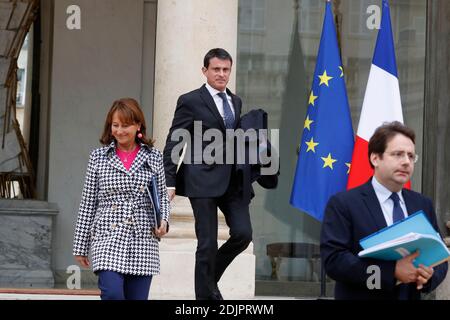 Premierminister Manuel Valls und Minister für Umwelt, Energie und Meeresangelegenheiten Segolene Royal verlassen nach dem wöchentlichen Kabinettstreffen am 19. Oktober 2016 in Paris, Frankreich, den Elysee-Palast. Foto von Henri Szwarc/ABACAPRESS.COM Stockfoto