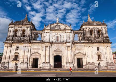 Nicaraguanische Frau, die an einem sonnigen Sommertag an der Kathedrale von Leon Mariä Himmelfahrt vorbei geht, Leon, Nicaragua. Stockfoto