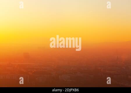 Nebel über der Stadt in der Dämmerung. Dunst und Stadtpanorama Stockfoto