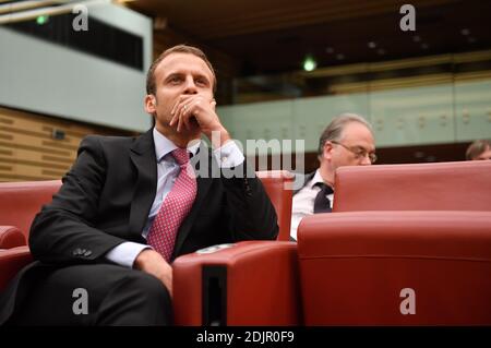Ehemaliger französischer Wirtschaftsminister und Gründer der politischen Bewegung 'en marche!' (Unterwegs!) Emmanuel Macron nimmt an der Abschlusssitzung der Konferenz ‘La Finance Verte: Le Role De La Finance Pour Le Climat’ (Green Finance: The Financial Role for the Climate) Teil, die am 20. Oktober 2016 in der französischen Nationalversammlung stattfand. Foto von Christian Liewig/ABACAPRESS.COM Stockfoto
