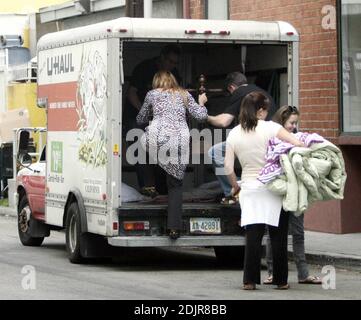 Kirstie Alley zeigt ihre neue Figur in einem hautengen Outfit während eines Shopping-Trips am Sonntagnachmittag mit ihren Kindern William und Lillie. Die 'Fat Actress' aß zuerst bei Panera Bread, gefolgt von einem süßen Leckerbissen. Dann ging es weiter zu einem Antiquitätengeschäft, wo sie half, einen neuen Holztisch in ihren gemieteten U-Haul zu laden. Vielleicht war Alley Ausgaben etwas von dem Geld, das sie aus dem Yard-Verkauf, den sie am vergangenen Wochenende in ihrem Haus. Studio City, Ca. 10/1/06 Stockfoto