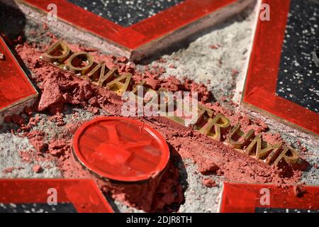 Ein Mann entstellte den Star des republikanischen Präsidentschaftskandidaten Donald Trump auf dem Hollywood Walk of Fame am Mittwoch und hackte den goldenen Schriftzug mit seinem Namen und dem Fernsehlogo heraus. Der Vandalisierte Stern wird am 26. Oktober 2016 in Los Angeles, Kalifornien, repariert und aufgeräumt. Foto von Lionel Hahn/AbacaUsa.com Stockfoto