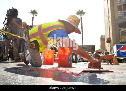 Ein Mann entstellte den Star des republikanischen Präsidentschaftskandidaten Donald Trump auf dem Hollywood Walk of Fame am Mittwoch und hackte den goldenen Schriftzug mit seinem Namen und dem Fernsehlogo heraus. Der Vandalisierte Stern wird am 26. Oktober 2016 in Los Angeles, Kalifornien, repariert und aufgeräumt. Foto von Lionel Hahn/AbacaUsa.com Stockfoto