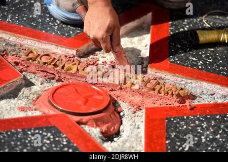 Ein Mann entstellte den Star des republikanischen Präsidentschaftskandidaten Donald Trump auf dem Hollywood Walk of Fame am Mittwoch und hackte den goldenen Schriftzug mit seinem Namen und dem Fernsehlogo heraus. Der Vandalisierte Stern wird am 26. Oktober 2016 in Los Angeles, Kalifornien, repariert und aufgeräumt. Foto von Lionel Hahn/AbacaUsa.com Stockfoto