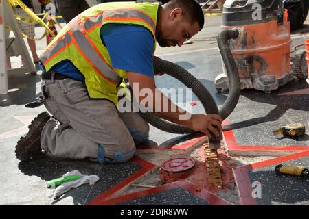 Ein Mann entstellte den Star des republikanischen Präsidentschaftskandidaten Donald Trump auf dem Hollywood Walk of Fame am Mittwoch und hackte den goldenen Schriftzug mit seinem Namen und dem Fernsehlogo heraus. Der Vandalisierte Stern wird am 26. Oktober 2016 in Los Angeles, Kalifornien, repariert und aufgeräumt. Foto von Lionel Hahn/AbacaUsa.com Stockfoto