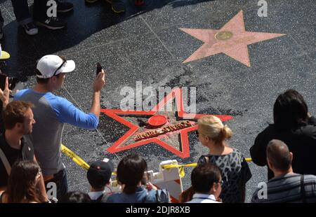 Ein Mann entstellte den Star des republikanischen Präsidentschaftskandidaten Donald Trump auf dem Hollywood Walk of Fame am Mittwoch und hackte den goldenen Schriftzug mit seinem Namen und dem Fernsehlogo heraus. Der Vandalisierte Stern wird am 26. Oktober 2016 in Los Angeles, Kalifornien, repariert und aufgeräumt. Foto von Lionel Hahn/AbacaUsa.com Stockfoto