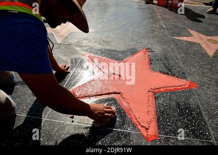 Ein Mann entstellte den Star des republikanischen Präsidentschaftskandidaten Donald Trump auf dem Hollywood Walk of Fame am Mittwoch und hackte den goldenen Schriftzug mit seinem Namen und dem Fernsehlogo heraus. Der Vandalisierte Stern wird am 26. Oktober 2016 in Los Angeles, Kalifornien, repariert und aufgeräumt. Foto von Lionel Hahn/AbacaUsa.com Stockfoto