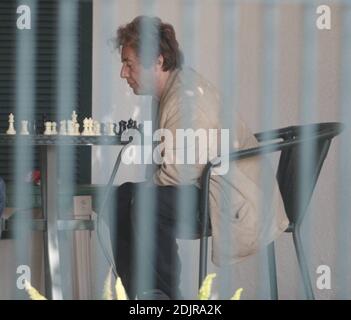 Al Pacino spielt ein Schachspiel mit einem Freund. Der Schauspieler zog viele Gesichter, als er seine Bewegungen wählte. Beverly Hills, Ca. 10/08/06 Stockfoto