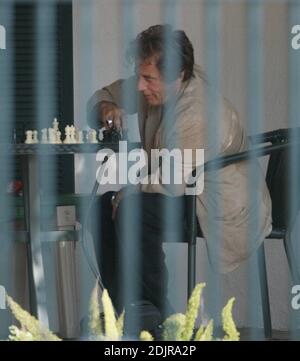 Al Pacino spielt ein Schachspiel mit einem Freund. Der Schauspieler zog viele Gesichter, als er seine Bewegungen wählte. Beverly Hills, Ca. 10/08/06 Stockfoto