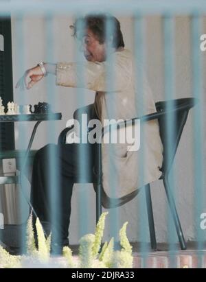 Al Pacino spielt ein Schachspiel mit einem Freund. Der Schauspieler zog viele Gesichter, als er seine Bewegungen wählte. Beverly Hills, Ca. 10/08/06 Stockfoto