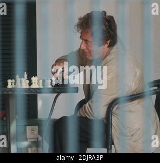 Al Pacino spielt ein Schachspiel mit einem Freund. Der Schauspieler zog viele Gesichter, als er seine Bewegungen wählte. Beverly Hills, Ca. 10/08/06 Stockfoto