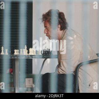 Al Pacino spielt ein Schachspiel mit einem Freund. Der Schauspieler zog viele Gesichter, als er seine Bewegungen wählte. Beverly Hills, Ca. 10/08/06 Stockfoto