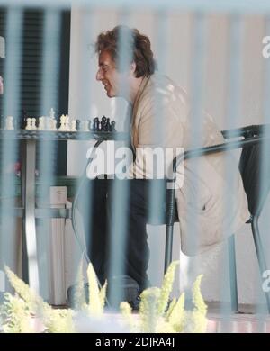 Al Pacino spielt ein Schachspiel mit einem Freund. Der Schauspieler zog viele Gesichter, als er seine Bewegungen wählte. Beverly Hills, Ca. 10/08/06 Stockfoto