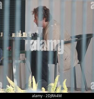 Al Pacino spielt ein Schachspiel mit einem Freund. Der Schauspieler zog viele Gesichter, als er seine Bewegungen wählte. Beverly Hills, Ca. 10/08/06 Stockfoto