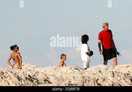 Boris Becker, Freundin Sharllely Kerssenberg und seine beiden Söhne Elias und Noah spielen auf einer Sanddüne. Miami Beach, FL 10/09/06 Stockfoto