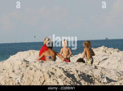 Boris Becker, Freundin Sharllely Kerssenberg und seine beiden Söhne Elias und Noah spielen auf einer Sanddüne. Miami Beach, FL 10/09/06 Stockfoto