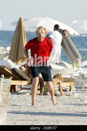 Boris Becker, Freundin Sharlly Kerssenberg und seine beiden Söhne Elias und Noah tummeln sich am Strand beim Fangen mit einem Fußball. Miami Beach, Fl 10/09/06 Stockfoto