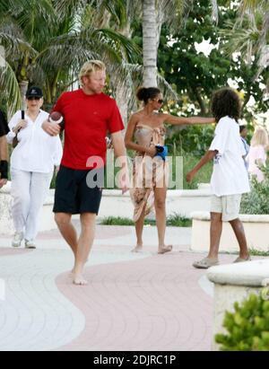 Boris Becker, Freundin Sharlly Kerssenberg und seine beiden Söhne Elias und Noah tummeln sich am Strand beim Fangen mit einem Fußball. Miami Beach, Fl 10/09/06 Stockfoto