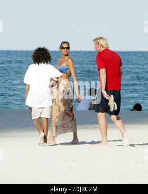 Boris Becker, Freundin Sharlly Kerssenberg und seine beiden Söhne Elias und Noah tummeln sich am Strand beim Fangen mit einem Fußball. Miami Beach, Fl 10/09/06 Stockfoto