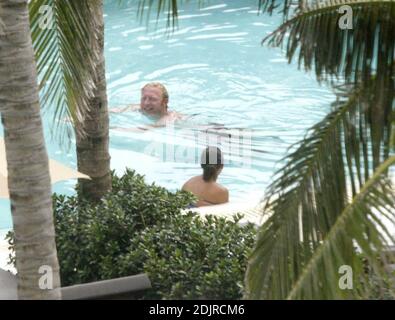 Boris Becker nimmt ein erfrischendes Bad im Pool mit Freundin mit Sharlly Kerssenberg. Miami Beach Fl. 10/10/06 Stockfoto