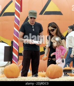 Billy Bob Thornton findet sich einen 'schönen runden Kürbis' am Pumpkin Patch in West Hollywood, ca., wo er zusammen mit seiner Frau Connie Angland und Tochter Bella besuchte. Die Familie verbrachte eine Stunde Auswahl der Preis Kürbis und Billy Bob drehte Video der meisten der Ausflug. 10/15/06 Stockfoto