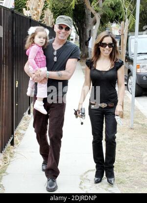 Billy Bob Thornton findet sich einen 'schönen runden Kürbis' am Pumpkin Patch in West Hollywood, ca., wo er zusammen mit seiner Frau Connie Angland und Tochter Bella besuchte. Die Familie verbrachte eine Stunde Auswahl der Preis Kürbis und Billy Bob drehte Video der meisten der Ausflug. 10/15/06 Stockfoto