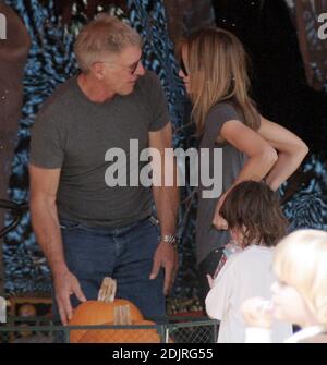 Calista Flockhart und Harrison Ford nehmen Little Liam mit auf eine Kürbisjagd in West Hollywood, ca. 10/29/06 Stockfoto