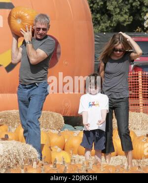 Calista Flockhart und Harrison Ford nehmen Little Liam mit auf eine Kürbisjagd in West Hollywood, ca. 10/29/06 Stockfoto