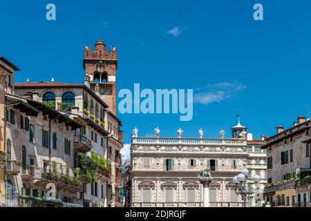 Verona, Provinz Verona, Venetien, Italien. Der Torre del Gardello und der Palazzo Maffei auf der Piazza delle Erbe Stockfoto