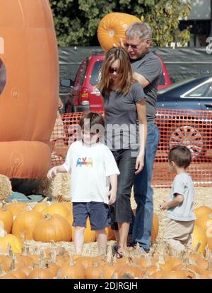 Calista Flockhart und Harrison Ford nehmen Little Liam mit auf eine Kürbisjagd in West Hollywood, ca. 10/29/06 Stockfoto