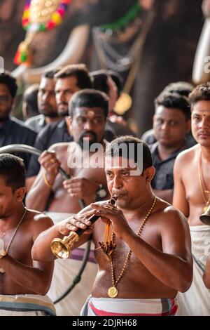 Traditionelle südindische Musiker, die während der Tempelfeier in Cochin, Indien, auftreten Stockfoto