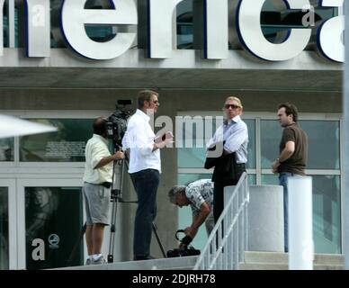 Boris Becker macht ein Fernsehstück für das deutsche Fernsehen in der Miami American Airlines Arena. Das Tennis-Ass musste immer wieder die Stufen rauf und runter laufen, um seinen Schuss zu machen, 10/31/06 Stockfoto