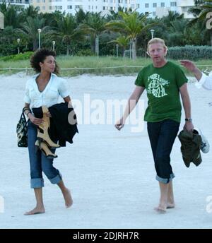 Boris Becker und Sharlly Kerssenberg gehen barfuß bei Sonnenuntergang am Miami Beach. Das Tennis-Ass ging in die Brandung und posierte auf einem Rettungsschwimmerstand für deutsches Fernsehen. Sharlly beobachtete bewundernd und machte Fotos von ihrem Mann und verglich sie mit den Aufnahmen ihrer Freundin. Boris schien unbequem, mit Sharllely fotografiert zu werden, während sie auf mehr seiner Aufmerksamkeit zu hoffen schien, 10/31/06 Stockfoto