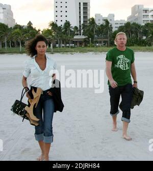 Boris Becker und Sharlly Kerssenberg gehen barfuß bei Sonnenuntergang am Miami Beach. Das Tennis-Ass ging in die Brandung und posierte auf einem Rettungsschwimmerstand für deutsches Fernsehen. Sharlly beobachtete bewundernd und machte Fotos von ihrem Mann und verglich sie mit den Aufnahmen ihrer Freundin. Boris schien unbequem, mit Sharllely fotografiert zu werden, während sie auf mehr seiner Aufmerksamkeit zu hoffen schien, 10/31/06 Stockfoto