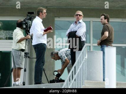 Boris Becker macht ein Fernsehstück für das deutsche Fernsehen in der Miami American Airlines Arena. Das Tennis-Ass musste immer wieder die Stufen rauf und runter laufen, um seinen Schuss zu machen, 10/31/06 Stockfoto